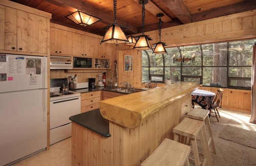 Carnelian Bay House | Charming Private Woodsy Lake-Tahoe-Style Retreat Warm Cozy Family Ski Cabin Wifi