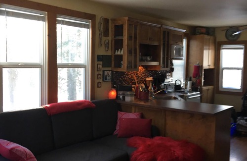 Gimli House | Charming Private Year Round Cottage, close to all amenities