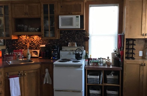 Gimli House | Charming Private Year Round Cottage, close to all amenities