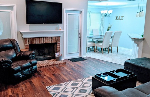 Shreveport House | Charming, Quiet, South Shreveport Retreat King Bed