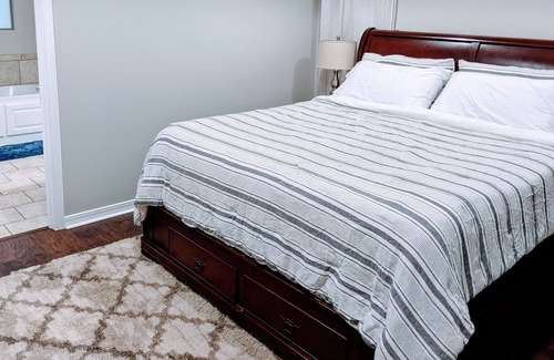 Shreveport House | Charming, Quiet, South Shreveport Retreat King Bed