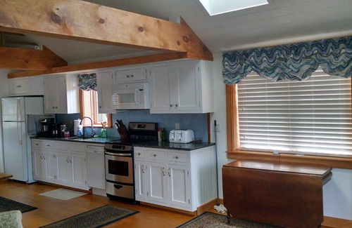 Kittery Cottage | Charming, quiet waterfront cottage with WiFi, parking, on island by Portsmouth