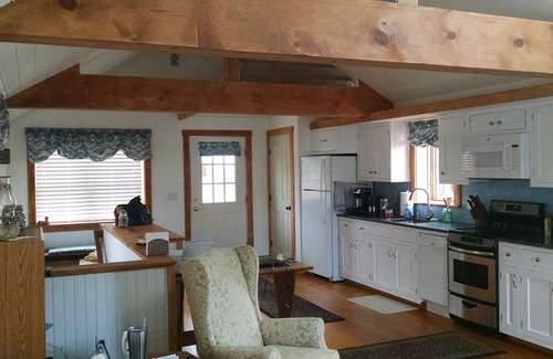 Kittery Cottage | Charming, quiet waterfront cottage with WiFi, parking, on island by Portsmouth
