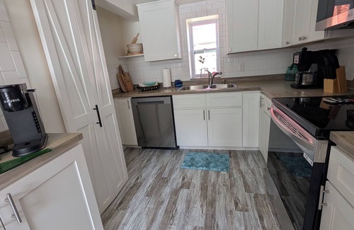 Ashtabula Cottage | Charming Relaxing Cottage, 2 minutes from Lake Shore Park Beach and Fishing