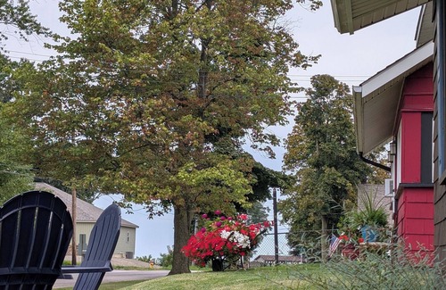 Ashtabula Cottage | Charming Relaxing Cottage, 2 minutes from Lake Shore Park Beach and Fishing