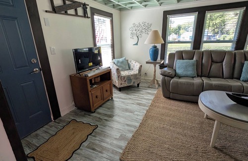 Ashtabula Cottage | Charming Relaxing Cottage, 2 minutes from Lake Shore Park Beach and Fishing