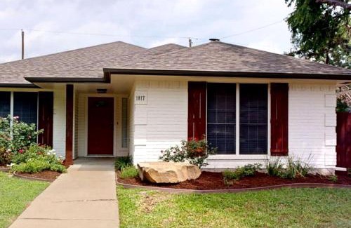 Wood Forest House | Charming Remodeled Home with Modern Comforts Near TAMU & Downtown in Bryan, Texas