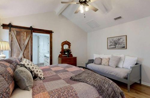 Wood Forest House | Charming Remodeled Home with Modern Comforts Near TAMU & Downtown in Bryan, Texas