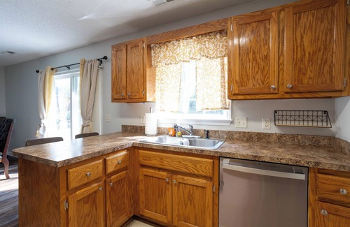 Stateburg House | Charming renovated 3-bedroom home in Dalzell with WiFi and fully furnished
