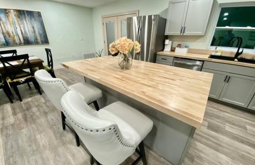 Gainesville House | Charming renovated home with jetted tub/king beds