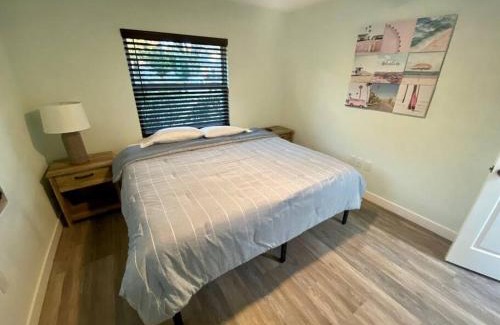 Gainesville House | Charming renovated home with jetted tub/king beds