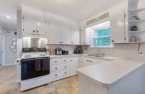 Naples House | Charming Retreat House with Game room and Outdoor Firepit