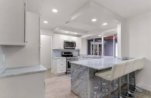 Hollywood Hills House | Charming Retreat Just 15 Minutes from the Beach Relax & Unwind in Style. nn