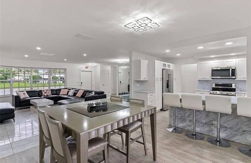 Hollywood Hills House | Charming Retreat Just 15 Minutes from the Beach Relax & Unwind in Style. nn