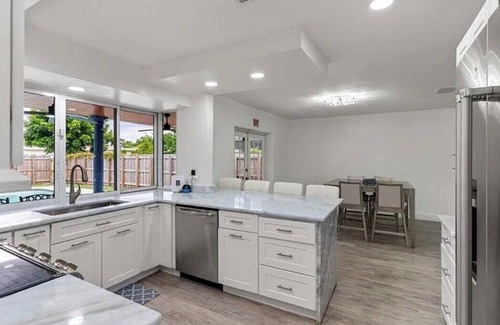 Hollywood Hills House | Charming Retreat Just 15 Minutes from the Beach Relax & Unwind in Style. nn