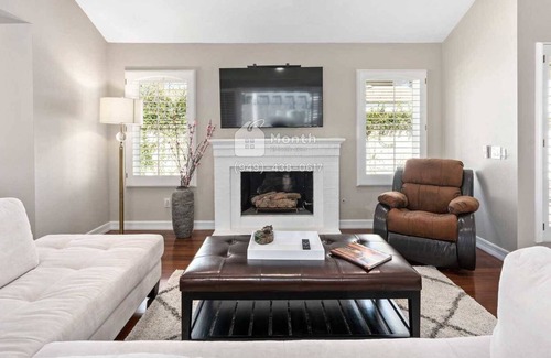Woodbridge House | Charming Retreat on Cedarlake