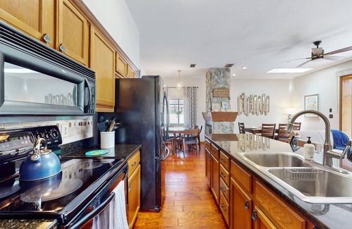 Palm Harbor House | Charming retreat with pool, dog friendly, centrally located near Gulf with WD