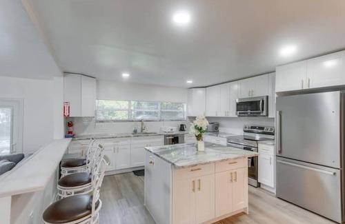 Valdosta House | Charming Retreat with a Fully Equipped Kitchen, Deck, and Easy Access to Parks