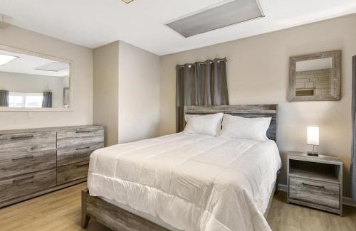 Sparks Apartment | Charming Retro Property 22