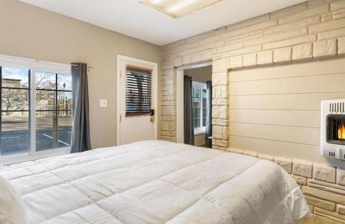 Sparks Apartment | Charming Retro Property 22