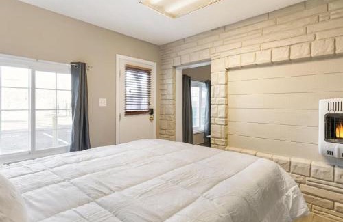 Sparks Apartment | Charming Retro Property 22