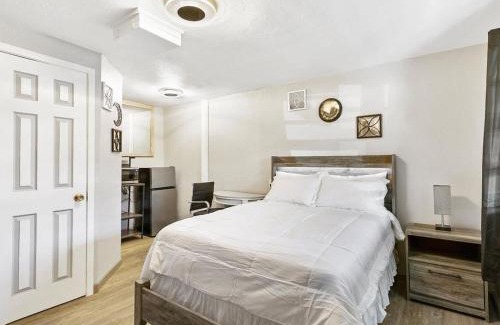 Sparks Apartment | Charming Retro Property 6