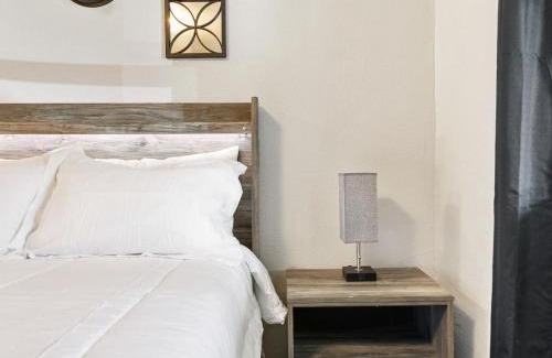 Sparks Apartment | Charming Retro Property 6
