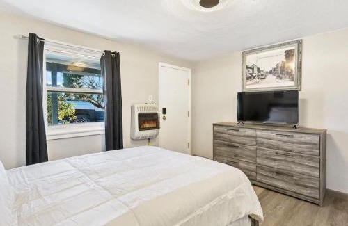 Sparks Apartment | Charming Retro Property 6