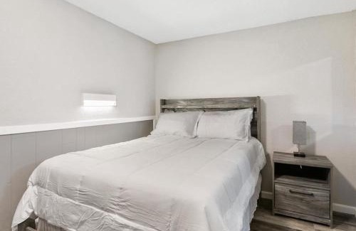 Sparks Apartment | Charming Retro Property 8