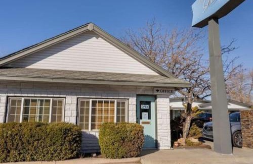 Sparks Apartment | Charming Retro Property 8