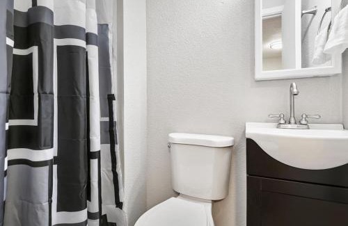 Sparks Apartment | Charming Retro Property 8