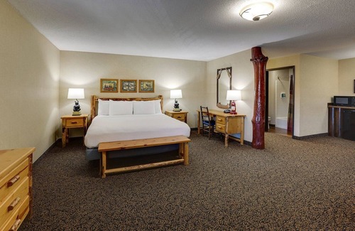 Moline Hotel | Charming Riverside Oasis with Free Hot Breakfast Cozy Living Spaces