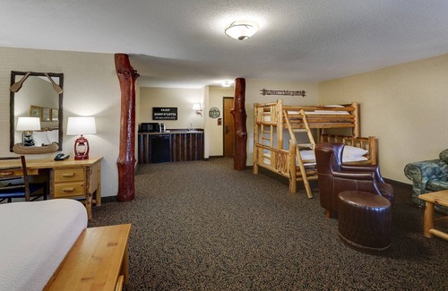 Moline Hotel | Charming Riverside Oasis with Free Hot Breakfast Cozy Living Spaces