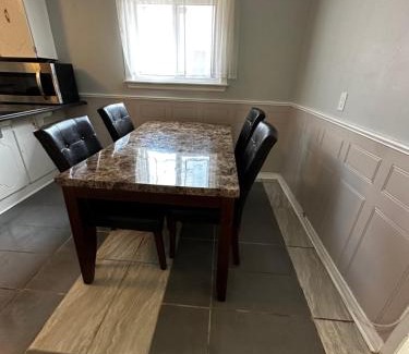Brampton House | Charming Room In Brampton- 20 mins drive to airport, Plaza, Bus Stop at Walking Distance B4!