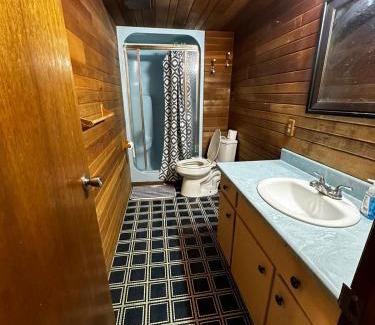 Brampton House | Charming Room In Brampton- 20 mins drive to airport, Plaza, Bus Stop at Walking Distance B4!