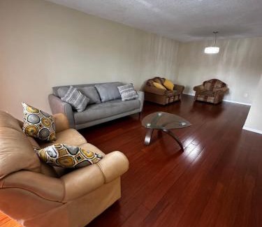 Brampton House | Charming Room In Brampton- 20 mins drive to airport, Plaza, Bus Stop at Walking Distance B4!
