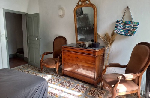 Bellegarde Bed & Breakfast | Charming room, swimming pool, sun and shade garden, 17 kms from Arles and Nîmes.
