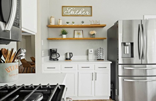 Cat Hollow House | Charming Round Rock Retreat