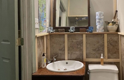 Hollywood House | Charming Rustic Boathouse right on the water!