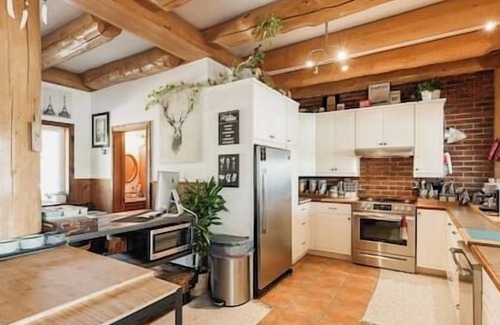 Lac-Saint-Paul House | Charming & Rustic Chalet on Lac Marie Louise