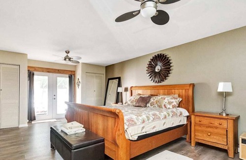 Lanark Highlands House | Charming, rustic lake house on beautiful Sunset Bay on White Lake - Pet friendly