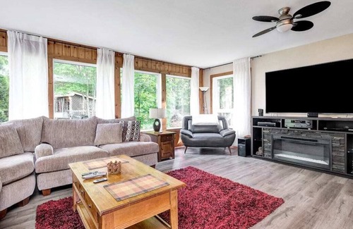 Lanark Highlands House | Charming, rustic lake house on beautiful Sunset Bay on White Lake - Pet friendly