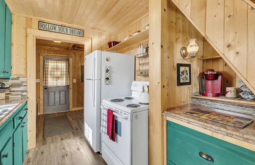 Eatonville Cabin | Charming & Rustic Lakeside Cabin: Firepit, Kayaks, Paddleboards & Large Deck