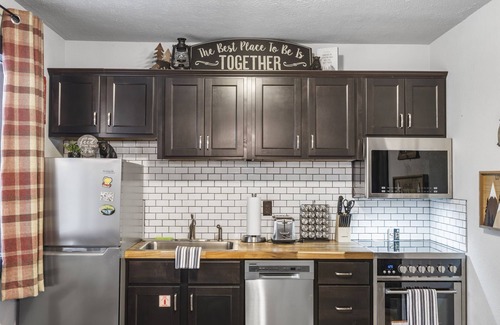 Branson Cabin | Charming Rustic Retreat - Hot Tub - Pool - Coffee - Fire Pit - 1 mile from SDC!