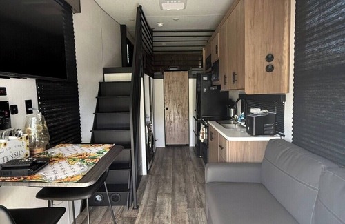 Bayshore Gardens House | Charming RV 15 minutes from the beach in Bradenton Perfect for a Relaxing Vacay!