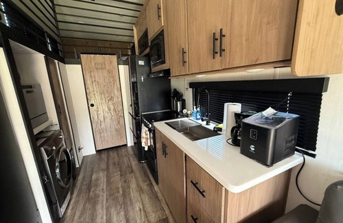 Bayshore Gardens House | Charming RV 15 minutes from the beach in Bradenton Perfect for a Relaxing Vacay!