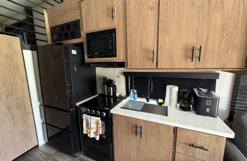 Bayshore Gardens House | Charming RV 15 minutes from the beach in Bradenton Perfect for a Relaxing Vacay!