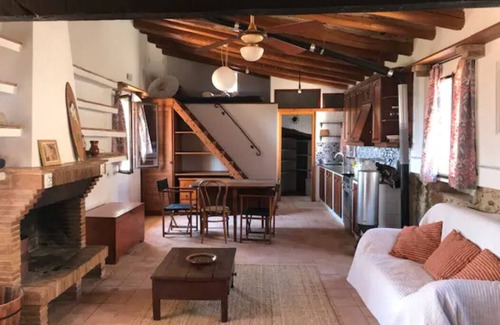 La Tallada d'Emporda Apartment | Charming studio in welcoming La Tallada d'Empordà with AC, WiFi