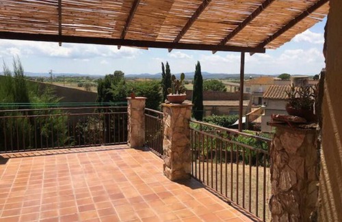 La Tallada d'Emporda Apartment | Charming studio in welcoming La Tallada d'Empordà with AC, WiFi