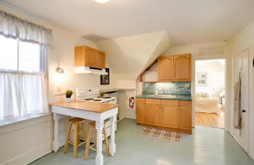 Southern Coast Apartment | Charming Saco Apartment about 4 Mi to the Beach!